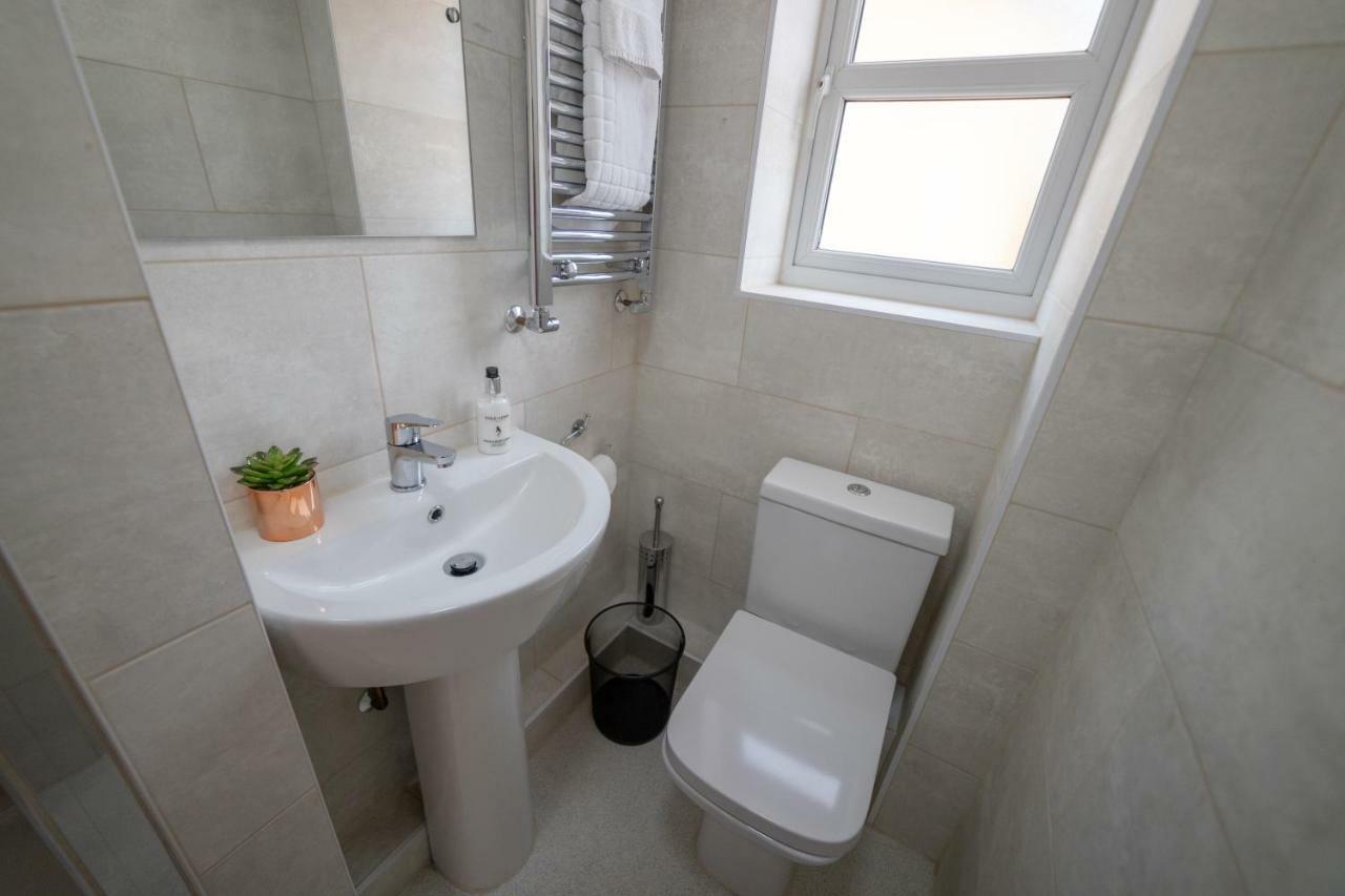 The Coach House - London Heathrow Serviced Apartments スタンウェル エクステリア 写真
