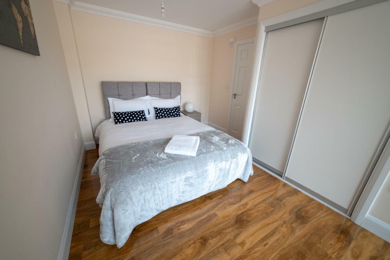 The Coach House - London Heathrow Serviced Apartments スタンウェル エクステリア 写真