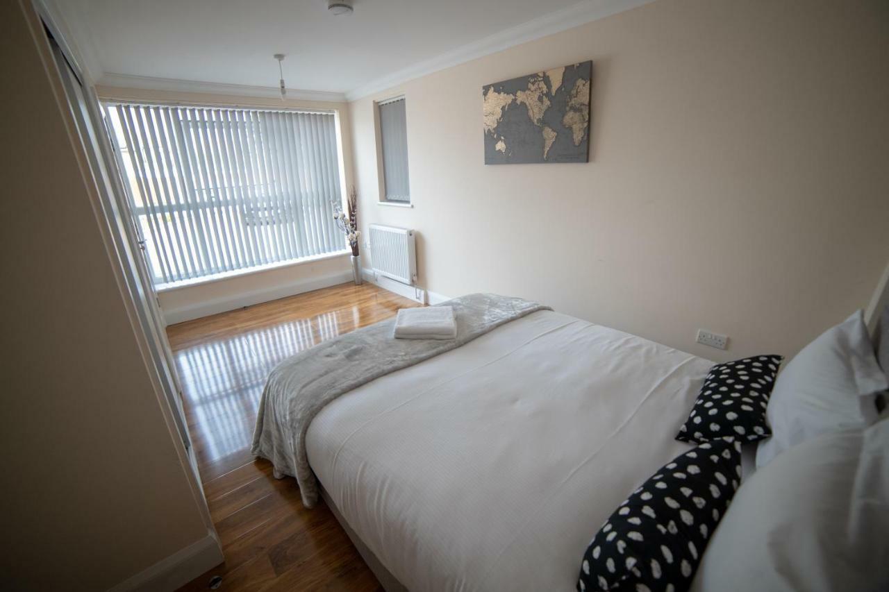 The Coach House - London Heathrow Serviced Apartments スタンウェル エクステリア 写真
